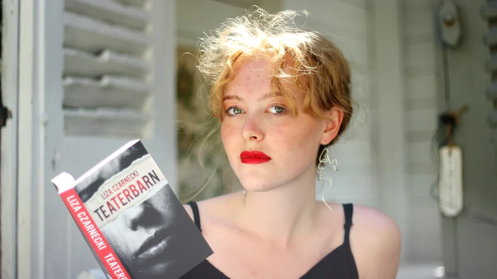 Författaren Liza Czarnecki, 17 har trots sin unga ålder redan skrivit två böcker. Den senaste, Teaterbarn utspelar sig på Louis De Geer-gymnasiet.