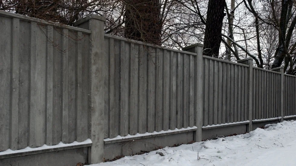 Att skydda trädgården från insyn med ett plank behöver ofta bygglov. Och har man fått bygglov för ett plank gäller det att man bygger vad man faktiskt fått bygglov för, annars kan det bli dyrt. Det har en villaägare i Västervik fått erfara. OBS: Genrebild.