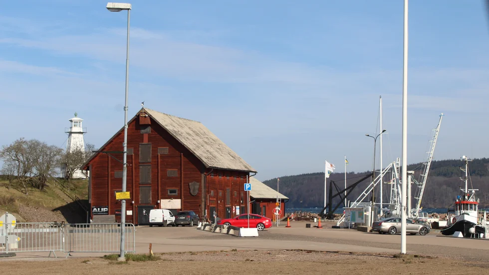 Hamngatan ner till hamnområdet stängs av i några veckor. Upprustning pågår.