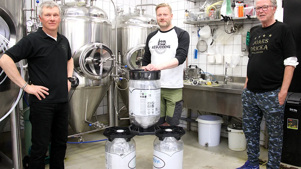Sven Andersson, Micke Eklund och Hasse Orlov samarbetar i Micke Eklunds bryggeri.