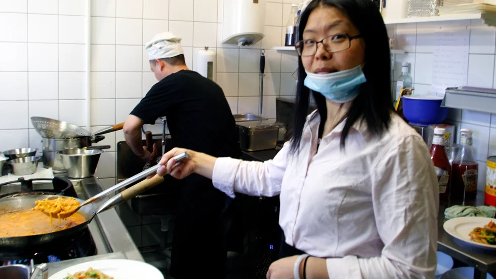 Jessica Zheng med kocken Aiwei Xia i bakgrunden.