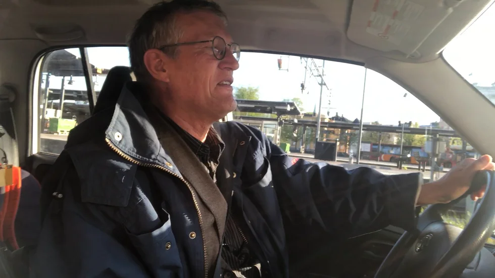 Han har ett späckat schema Anders Tegnell. Då får en del av vår intervju klaras av i bilen på väg till mataffären.