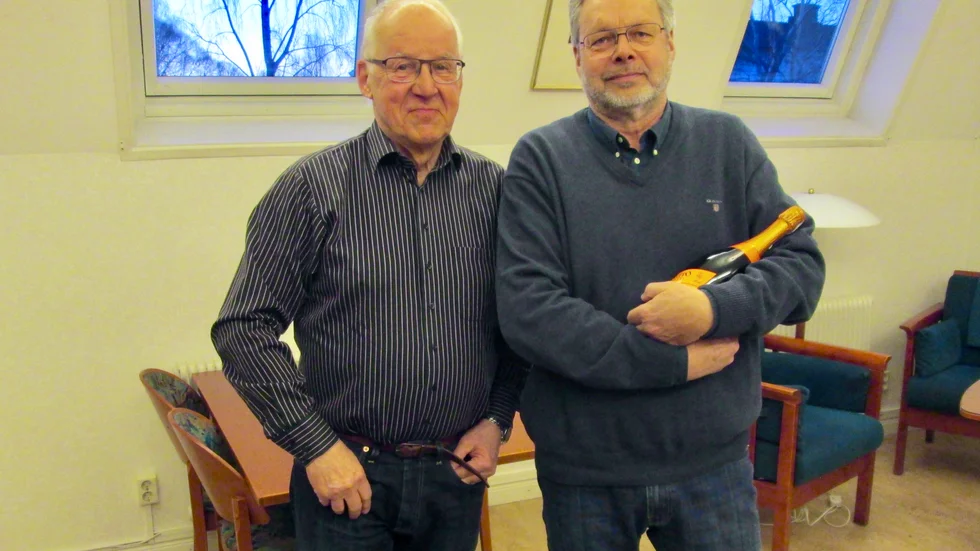 Avgående kassören Lars Nilsson (till höger) och ordförande Aste Blomstedt (till vänster) tackades på årsmötet.