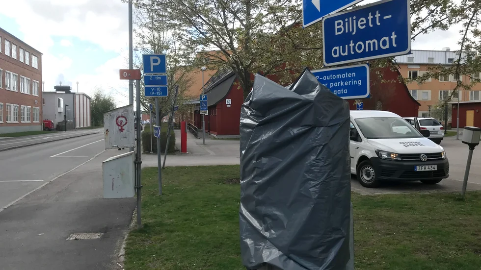 Här kan du parkera fritt om du står på gatan inom parkeringsrutan vid trottoarkanten.