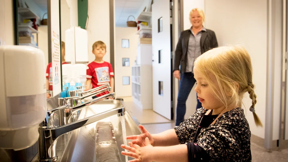 Jonatan Sundström väntar tålmodigt på att lillasyster Julia ska bli klar med handtvätten. Hygienen är ett skäl till att förskolans barn just nu är så friska, tror rektor Lotta Borghede.