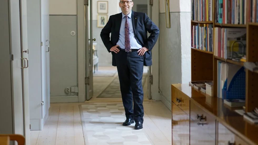 Det första man möts av i Carl Fredriks privata våning är en bred och 40 meter lång korridor.