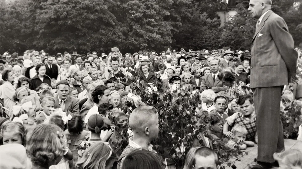 Det blev ett gemensamt midsommarfirande i småländska Fredriksdal. Kanske såg det ut ungefär så här? Fast i lite mindre skala? Bilden är från 22 juni 1951 och stadsfullmäktiges ordförande, disponent Carl Johansson, håller tal för tusentals åhörare på Linköpings traditionella midsommarfirande i Trädgårdsföreningen.
