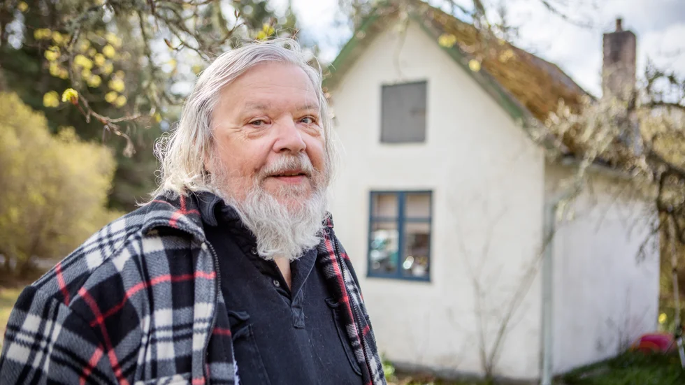 Olle Nyman minns hur den kniv som Evert Tabe kastade vid Strandriddargården i Kyllaj ven över hans huvud. Sedan länge är han medlem i Evert Taube-sällskapet.