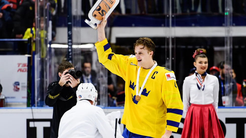 Adam Ginning lyfter bronspokalen i junior-VM. Nu är backtalangen klar för Färjestad. Arkivbild.