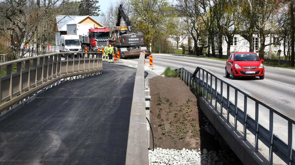 I tisdags blev cykelbron över ån i Västergarn belagd med asfalt och snart kan cyklister färdas säkert hela vägen från Visby till Klintehamn.