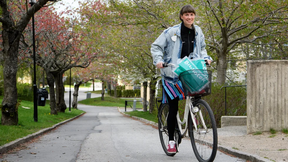 Bibliotekarie Frida Ulvegren på Östberga bibliotek cyklar hem till låntagarna med böcker.