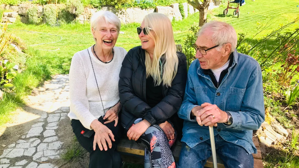 På andra sidan covid-19. Birgitta, Janet och Lennart Strindevall njuter av livet. "Nu ska vi väl vara immuna allihop så det räcker ett tag, vi har svart på vitt på att vi är coronafria och resistenta."