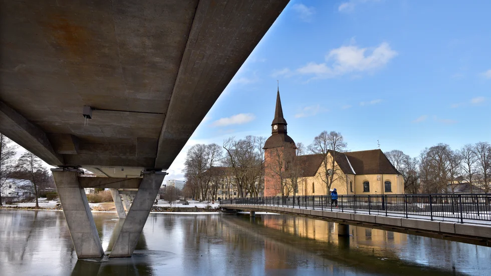 Två tonåringar attackerades med ett slagträ i Torshälla norr om Eskilstuna i helgen. En av tonåringarna flydde ned i Eskilstunaån, som här syns när den rinner igenom Eskilstuna. Arkivbild.