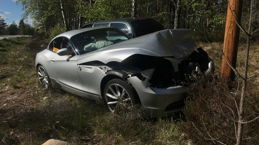 Bilarna åkte av vägen i krocken.