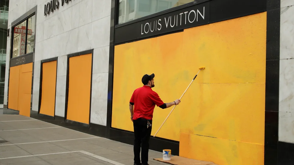 Lyxmärken som Louis Vuitton drabbas också i högsta av coronapandemin. På bilden en nedstängd butik San Francisco.