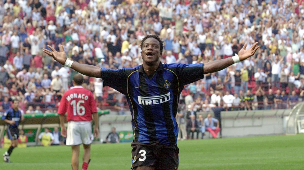 Mohamed Kallon i Inters klassiska matchställ.