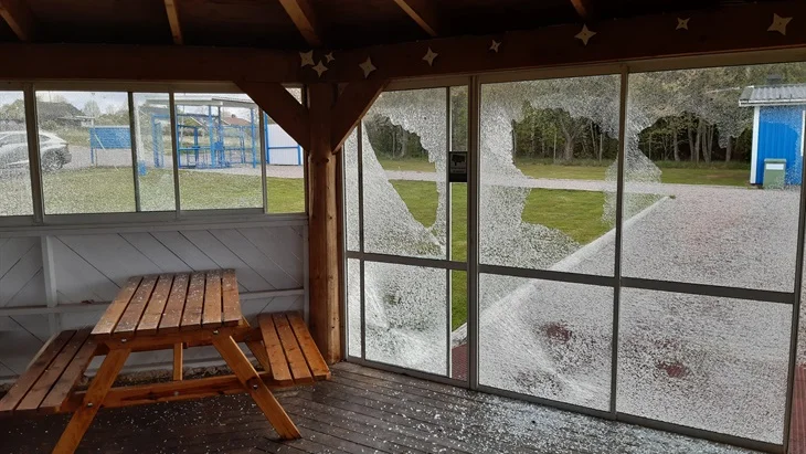 IFK Motalas rotunda på Askling bil arena vandaliserades i helgen. Tio rutor sönderslagna, en kostnad på mellan 10 000 och 15 000 kronor för klubben.