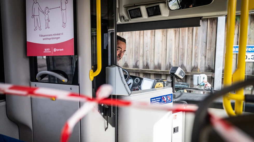Tills dess skyddsglaset är installerat får passagerare inte vistas fram på bussarna.