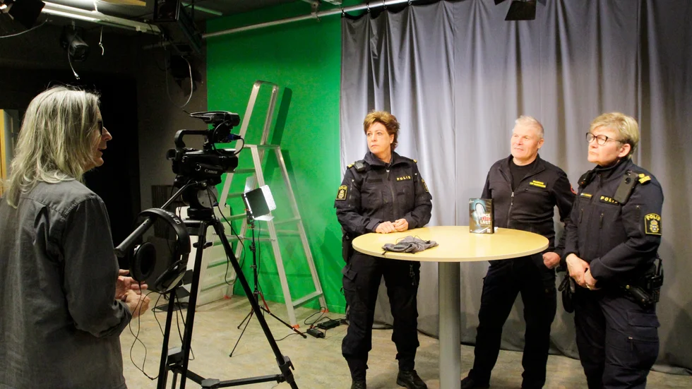 Under onsdagen filmades inslag till den digitala trafiksäkerhetsdagen på Duveholmsgymnasiets medieprogram. Från vänster: Lars Halvarsson, Maria Ekengren, Leif Fredriksson och Pirjo Svegréus.