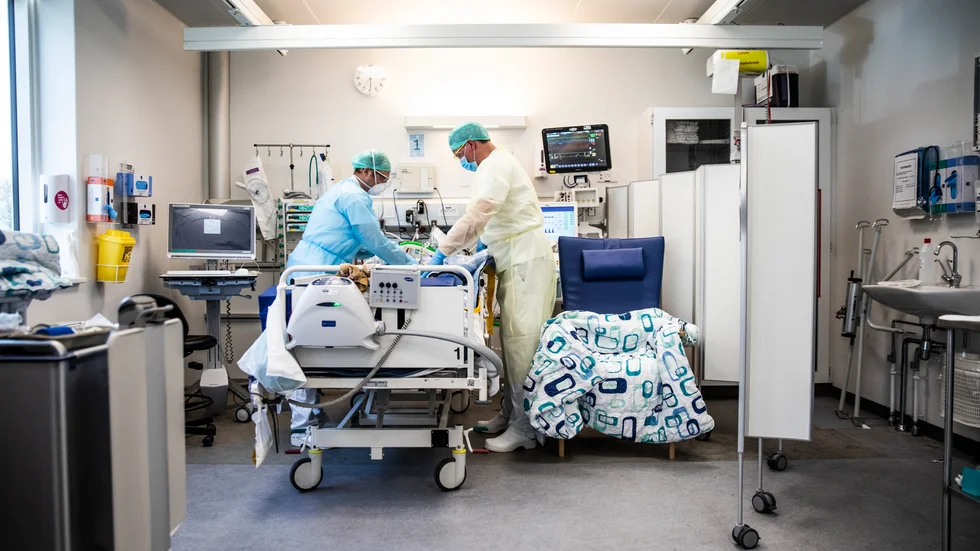 Vårdpersonal med en patient på intensivvårdsavdelningen på Bispebjerg sjukhus i Köpenhamn. Arkivbild.