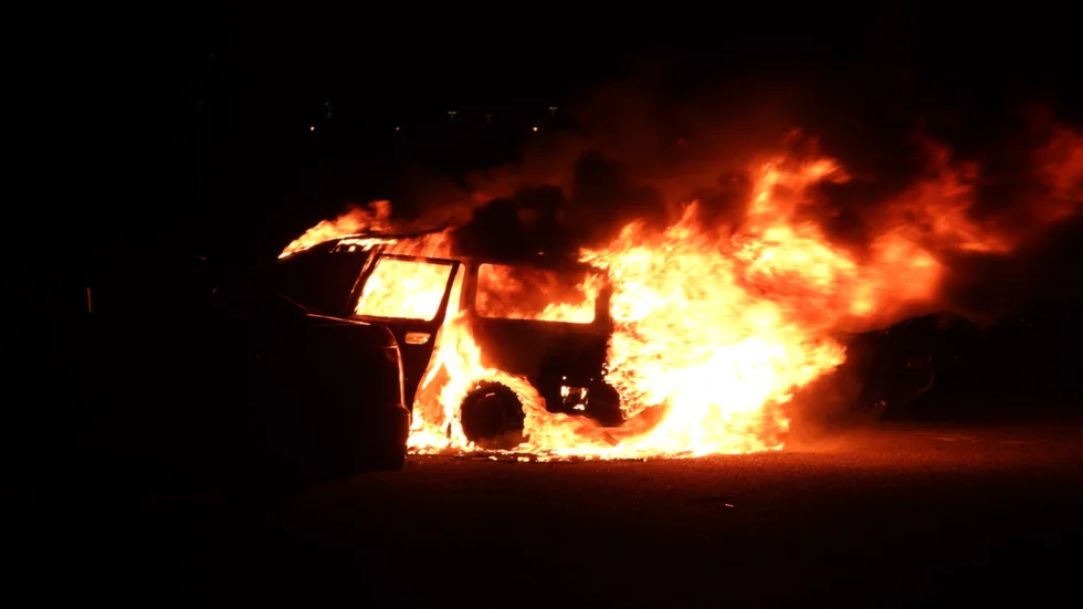 Räddningstjänsten larmades om en fullt utvecklad brand i en bil. 