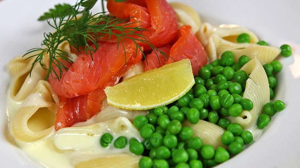 Pasta med kallrökt lax och krämig sås är vardagsmat med lyxkänsla.