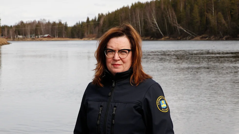 Margareta Lundberg berättar att systemet River online mäter vattenflödet på tre punkter, från inlandsbron ned till samhället. (Arkivbild)
