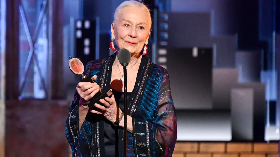 Rosemary Harris tar emot ett hederspris på fjolårets Tonygala. Årets upplaga av arrangemanget skjuts upp. Arkivbild.