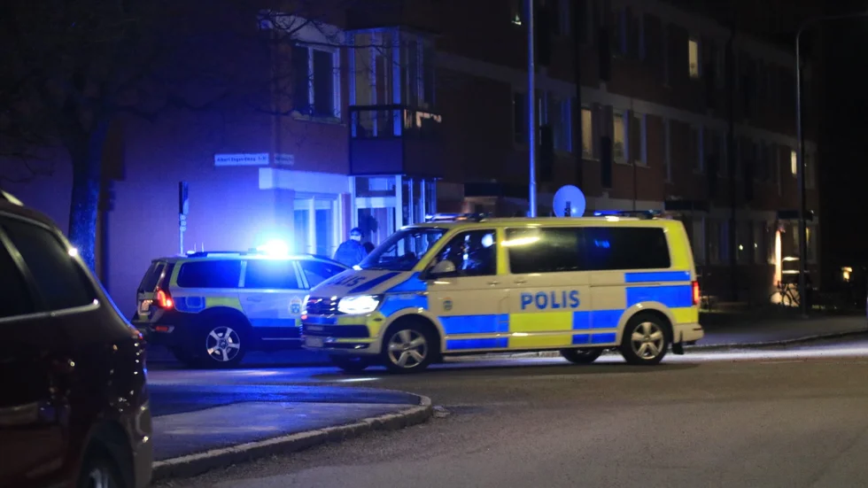 Klockan var kring 23.20 på måndagskvällen då polisen genomförde en insats på Albert Engströmsgatan i Gränby.