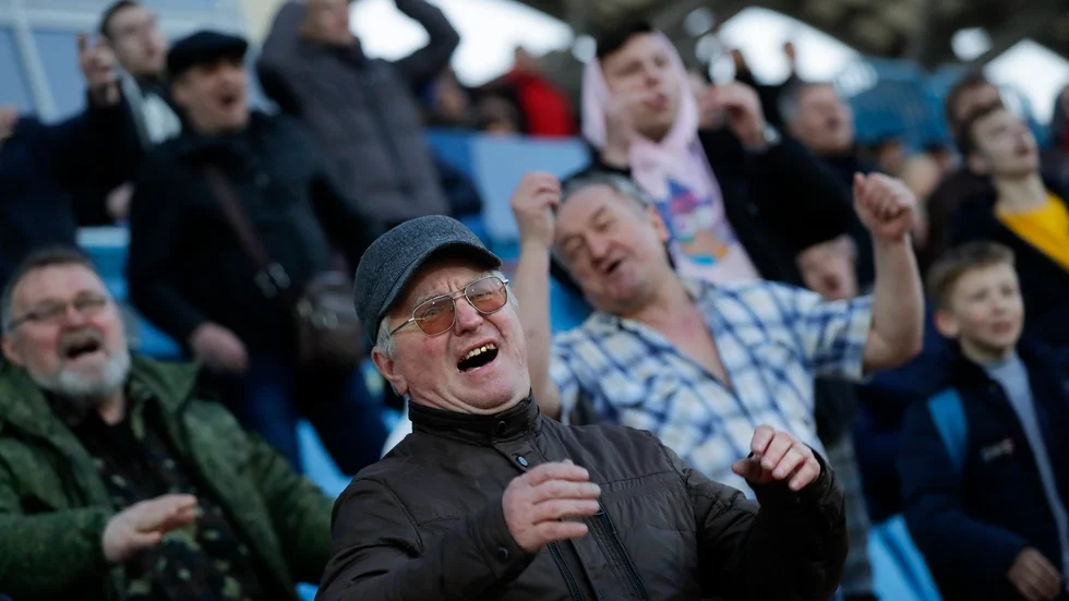 Det spelas fortfarande fotbollsmatcher i Vitryssland – till skillnad från i övriga Europa. Här syns engagerade åskådare i staden Zjodino i fredags. Vitryssland har infört få restriktioner för att begränsa coronavirusets framfart.