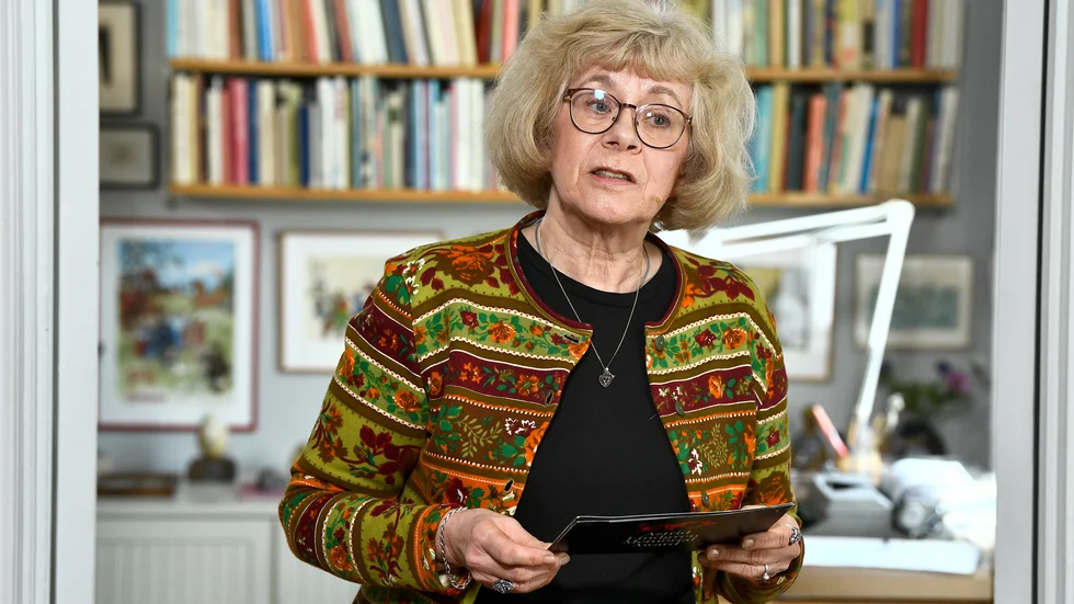 Boel Westin berömmer årets Almapristagare Baek Heena, vars namn tillkännagavs i den lägenhet på Dalagatan 46 där Astrid Lindgren bodde fram till sin död.