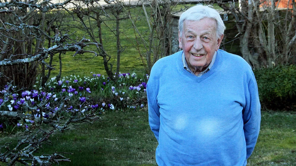 Mångårige Motalafrisören Sten Mildh fyller 90 år söndagen 29 mars. Det rådande coronaläget gör dock att firandet får vänta till längre fram.