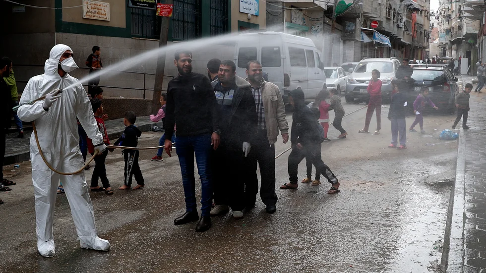 Disinfektionsmedel sprutas på gatorna i Gaza City. Bild från i torsdags.