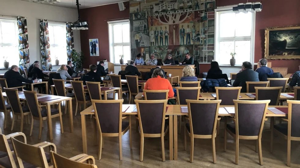 Det var ett historiskt fullmäktige under onsdagen. Bara 21 av 35 ledamöter deltog efter en överenskommelse i syfte att minska risken för smittspridning. 