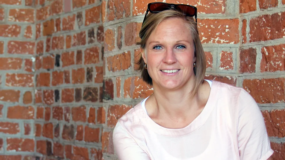 Frida Edholm (K) tycker det är märkligt hur beslutsprocessen går i Vadstena efter att minoritetspartierna inte fått någon information om renoveringen av ishallen innan beslutet togs.