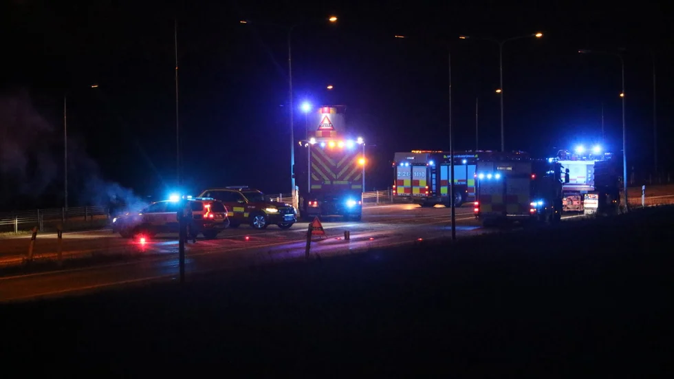 I oktober förra året avled tre personer efter en krock på E4 öster om Uppsala. Nu åtalas en taxichaufför för olyckan.