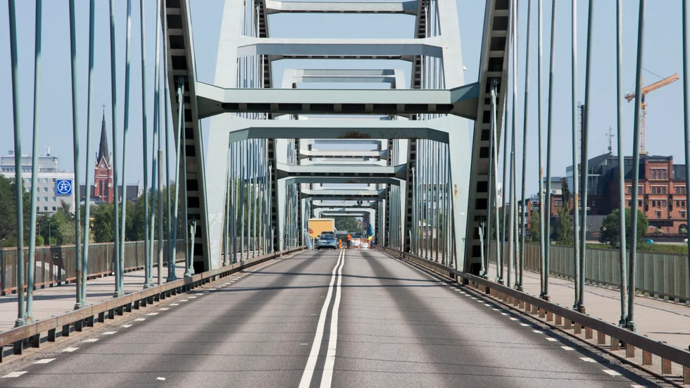 En lastbil, som var för hög, körde in i broräcket på Bergnäsbron vid 17.30-tiden på fredagen. 