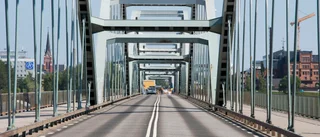 Lastbil körde in i broräcket på Bergnäsbron