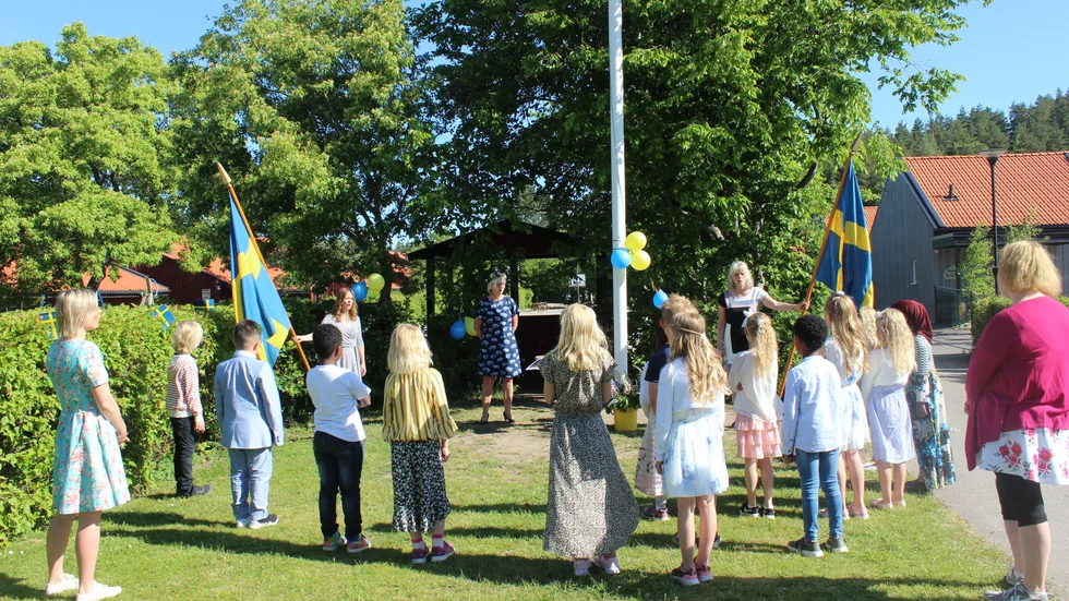 Klass 1B står redo att sjunga nationalsången. 