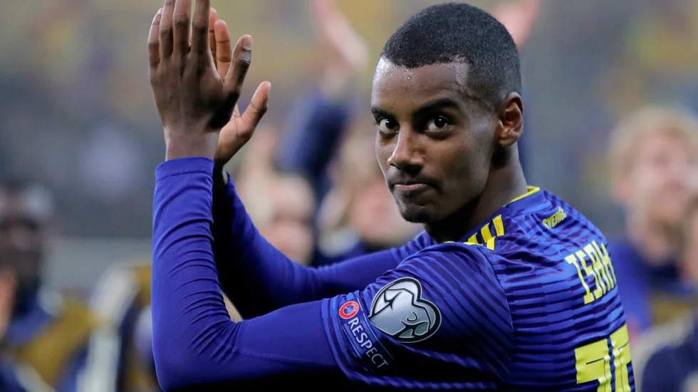 Alexander Isak fick hoppa in i andra halvlek när hans Real Sociedad mötte Osasuna i återstarten av La Liga. Här syns han i landslagströjan i november 2019. Arkivbild.