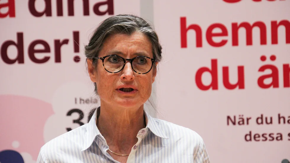 Britt Åkerlind förklarar att Folkhälsomyndighetens vägledning egentligen inte innebär några förändringar. Alla rekommendationer som att hålla avstånd och tvätta händerna gäller fortfarande alla.