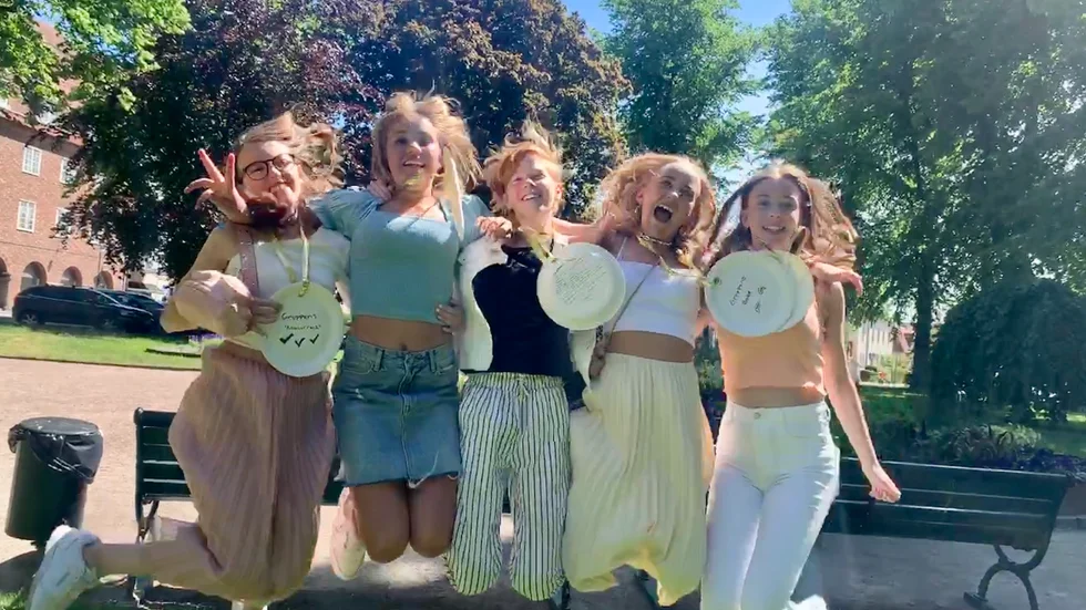 Ellen Kron, Tyra Grönroos, Filippa Guttke, Meja Assarp och Tuva Arnell gör ett glädjehopp för nu är de redo för sommarlov.  
