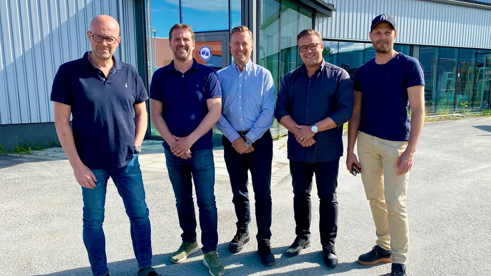 Öjebyns glas & aluminium får nya ägare. 
Från vänster: Svante Björk, Mats Björk, Michael Danielsson, Michael Lundkvist och Erik Viklund.  