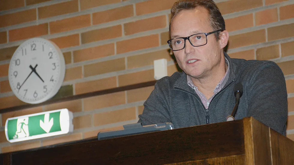 Centerns gruppledare Peter Karlsson hoppas att partiet står enigt bakom beslutet om ansvarsfrihet i fullmäktige på måndag. Själv får han inte delta i beslutet - han tillhörde kommunstyrelsen i två veckor förra året.