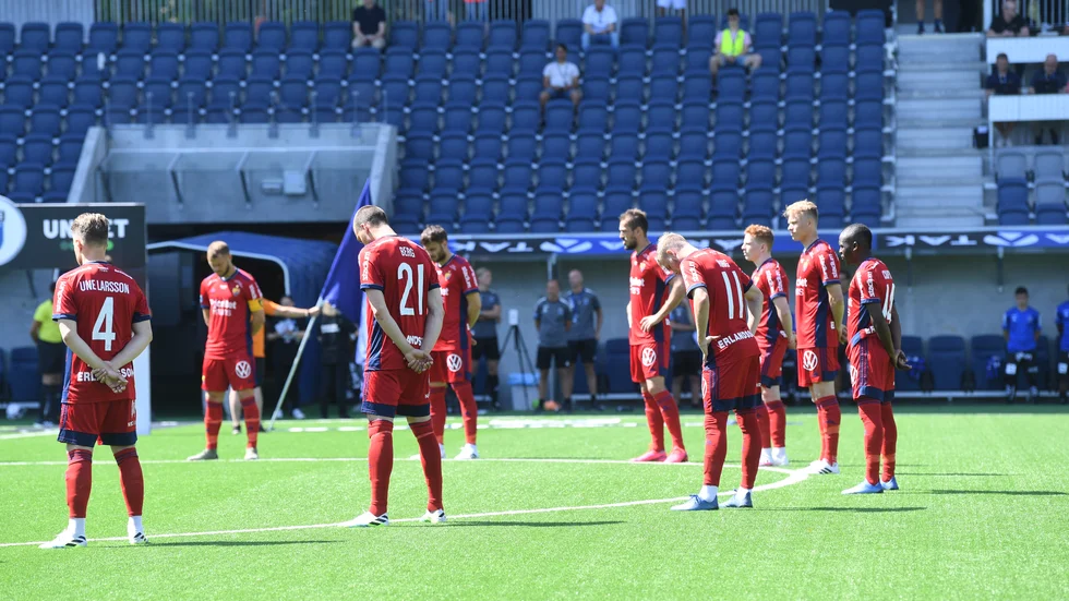 Djurgårdens spelare under den tysta minuten inför matchen mot Sirius.
