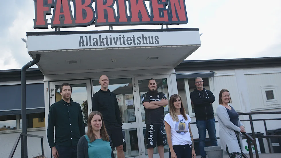 Sju av de tolv kommunala "fältarna" som ska ut på stan och i kransorterna när ungdomar ska fira sin skolavslutning. Fr.v Olle Palmér, Anja Persson, Thomas Svensson, Daniel Johansson, Angelica Löfstedt, Patric Engqvist och Camilla Karlsson.