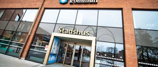 Kommunanställd körde bil med kollega på motorhuven