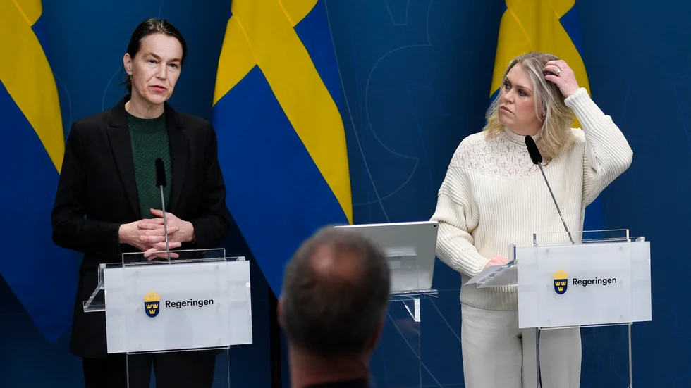 Socialstyrelsen behöver ett "nytt uppdrag" skriver Måns Hagberg i sin artikel. Socialminister Lena Hallengren (th) är den som rimligtvis bör utforma det nya uppdraget för myndigheten och dess chef Olivia Wigzell. 