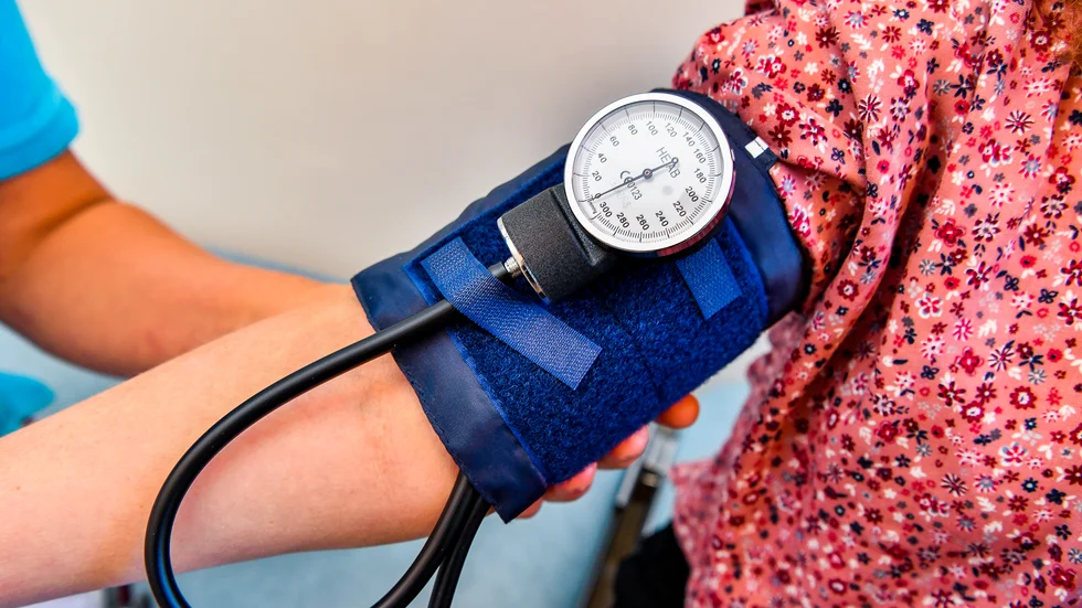 Vitalparametrar som blodtryck och puls kontrollerades inte under natten. Därför dröjde det innan kvinnans försämring upptäcktes.