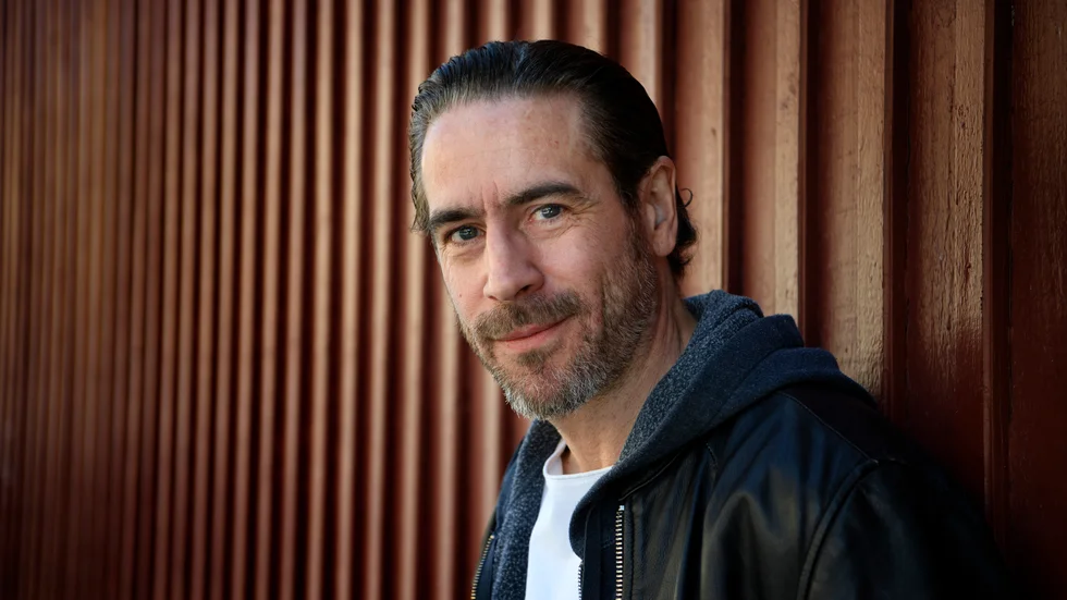 Ola Rapace har skrivit sin självbiografi själv. "Jag kan inte bara sitta still och vänta på att något jävla virus ska försvinna", säger han.
